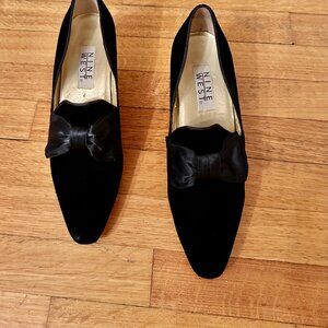 Nine West Black Velvet Heels w/ a bow size 10M